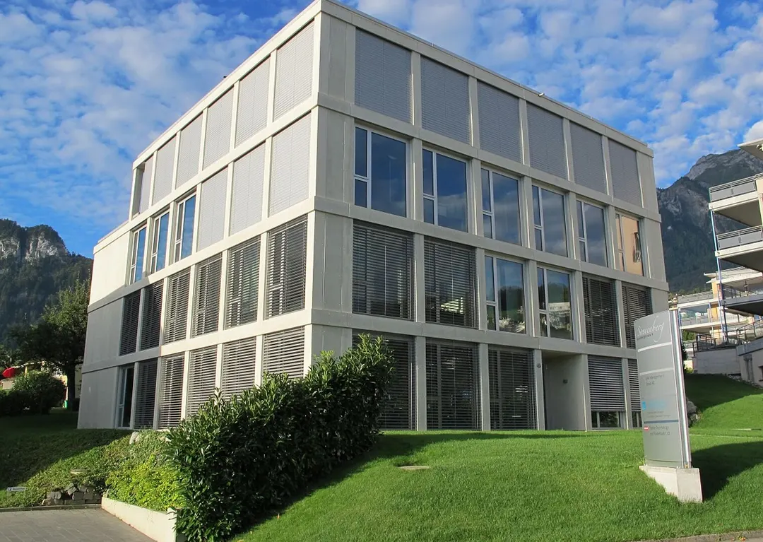 Vue extérieure du cabinet au printemps